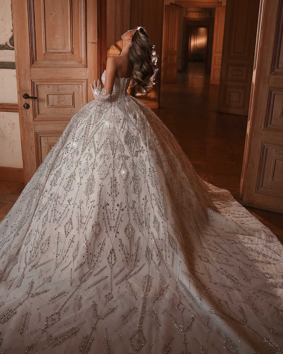 Exquisite Strapless Wedding Dress Ball Gown Elegant Beading Lace Bridal Dress Customized Sleeveless vestidos de novia