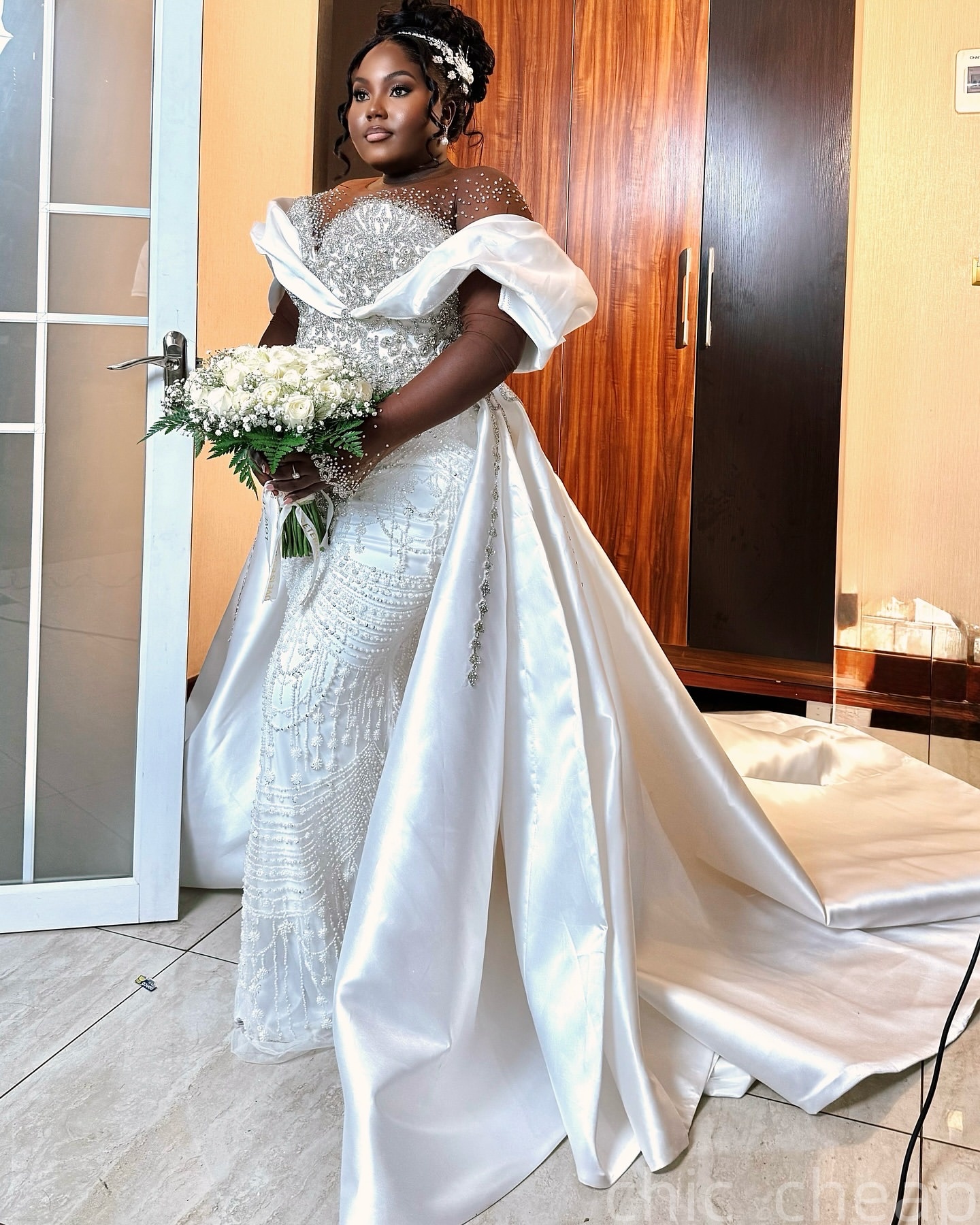 2025 Aso Ebi Plus Size Ivory Mermaid Wedding Dress Beaded Crystals Lace Detachable Train Vintage Sparkly Bridal Gowns Dresses ZJ0678