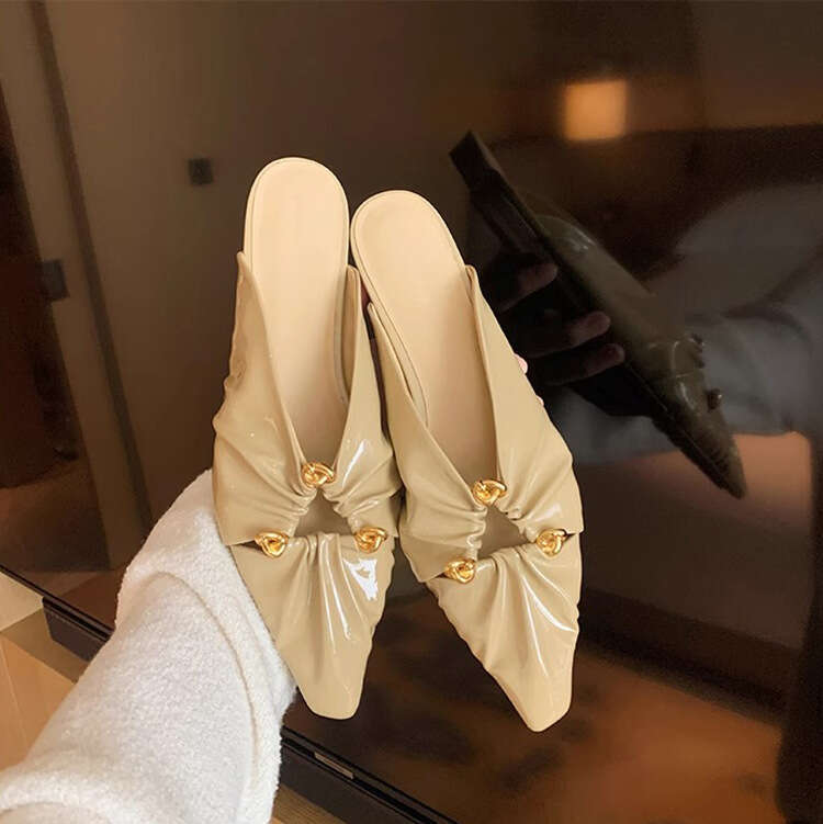 Designer Single 2024 Spring Women's Triangle Buckle Hollow Pointed Toe Shoes Wrinkled Mules Fashion Backless High Heels