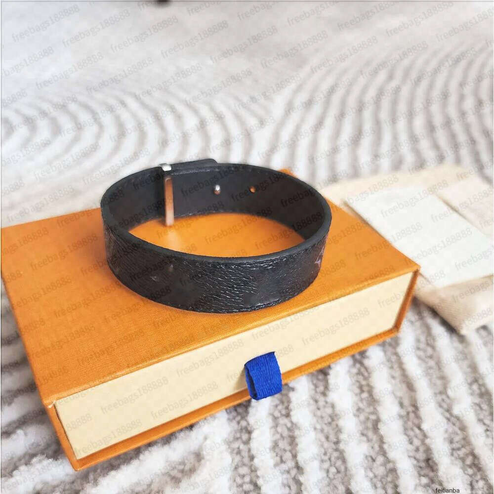 Designer Bangle Sier Stainless Steel Leather L Slim Bracelet Simple Cross Pattern Buckle Love Jewelry With Box
