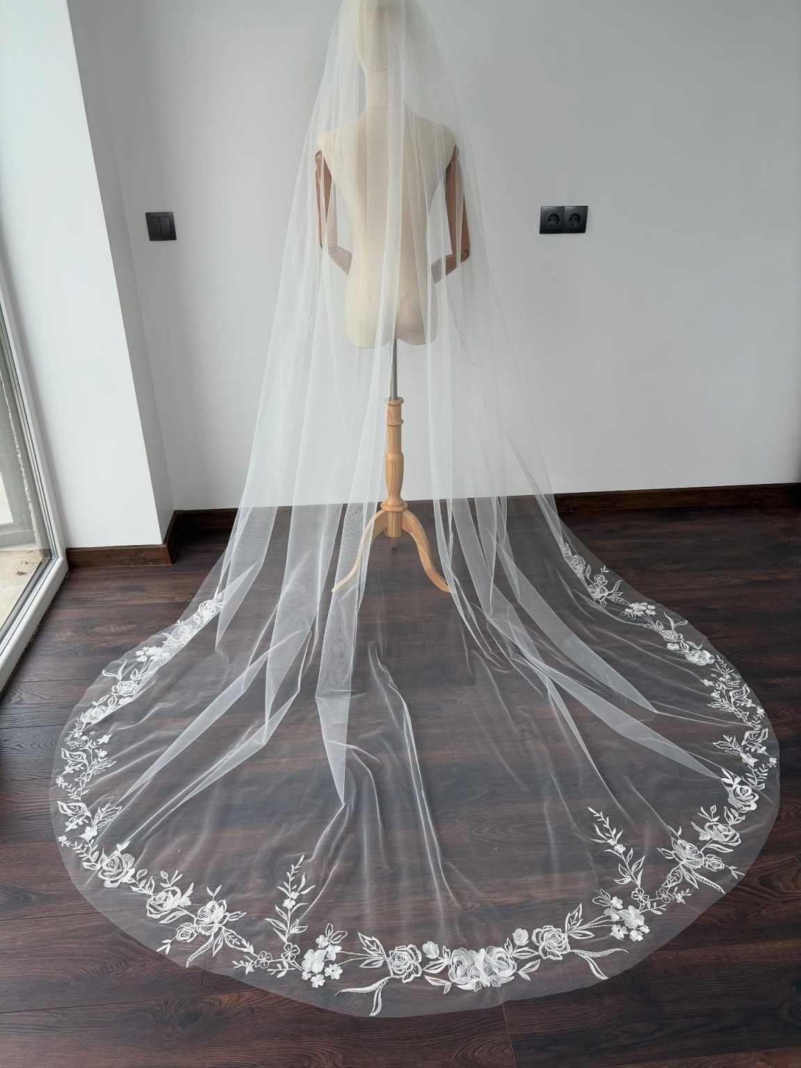 3M Long Cathedral Bridal Veil Flowers Lace Edged Appliques with Comb 1 Tier Veil Wedding Bride Accessories Customized