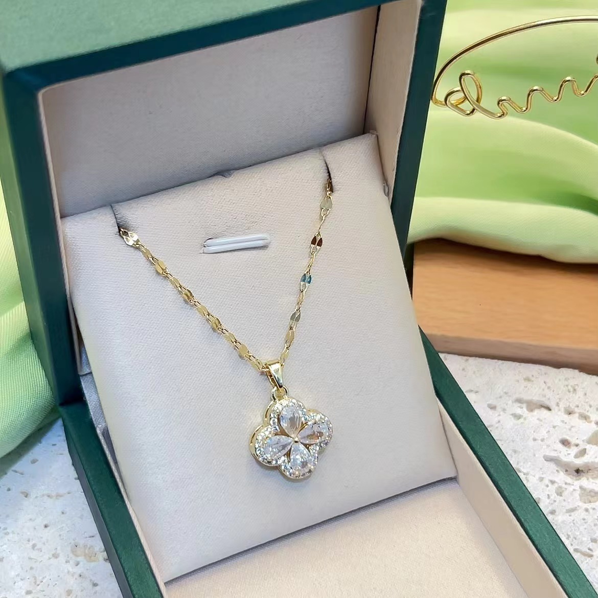 Micro Pave Zircon Violet FourLeaf Clover Pendant Accessory Steel Necklace for Women Light Versatile Collarbone Chain 250728