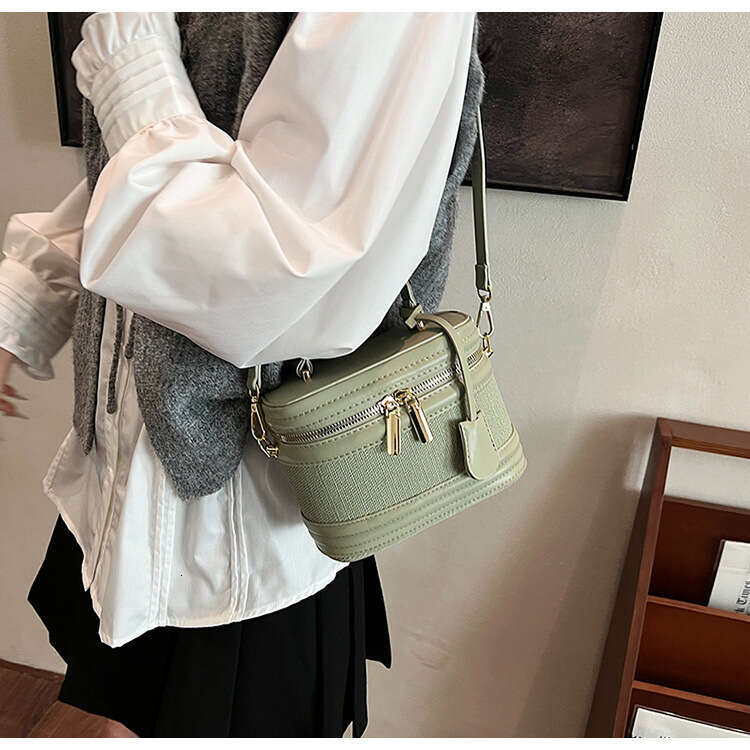 Fashion Color-Block Crossbody for Women 2025 Super Trendy New Handheld Bucket with Unique Design Niche Shoulder Bag