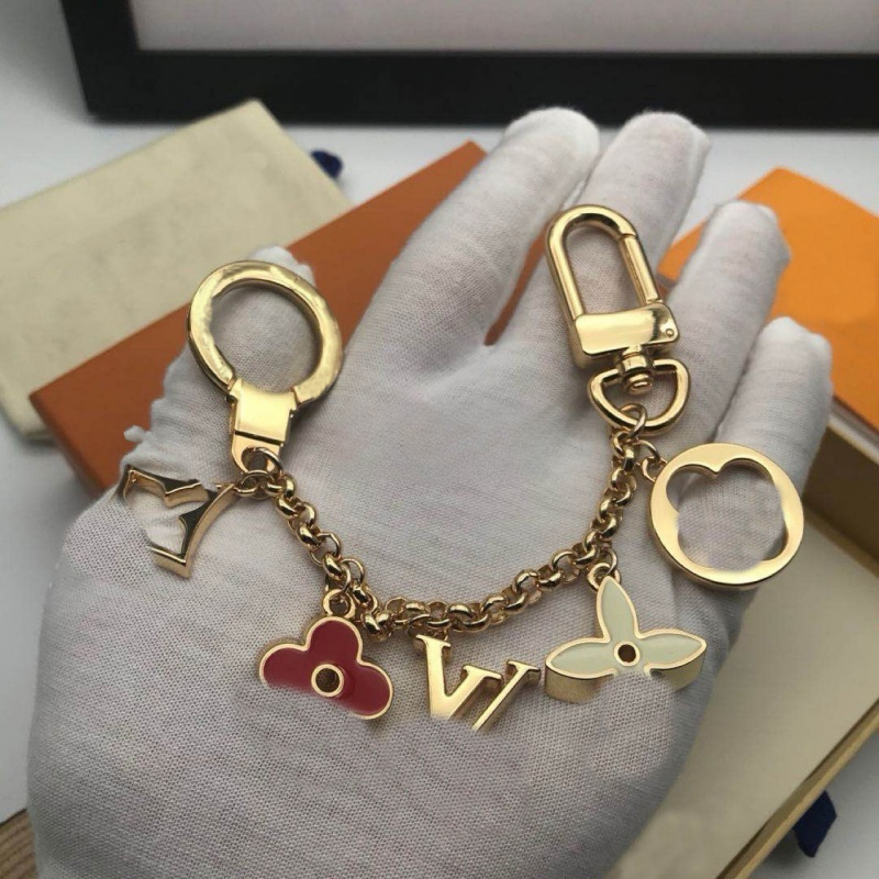 Fashion designer wallet keychain luxury key chain purse decorations plated gold letter keyring versatile white red flower pendant high grade om320