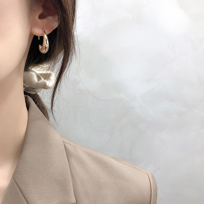 Korean Dongdaemun Unique Metal C Hoop Internet Celebrity Fashionable Elegant Women's Earrings New Trendy Minimalist Style Ear Jewelry