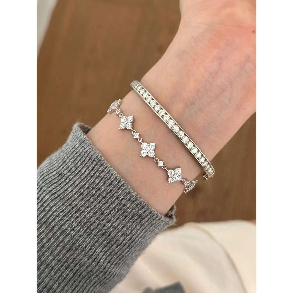 designer jewelry New INS Flashing 8-Flower Clover Pull Chain Fashion Versatile Four-Leaf Flower High Carbon Dia Bracelet for Women