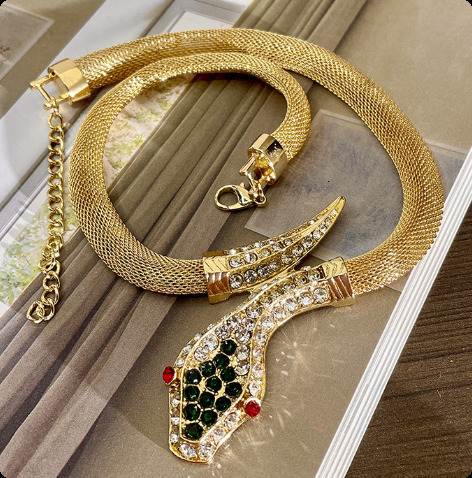 Exaggerated large thick chain metal decoration Necklace womens fashion ins short clavicle chain flash diamond splicing sweater chain 250728