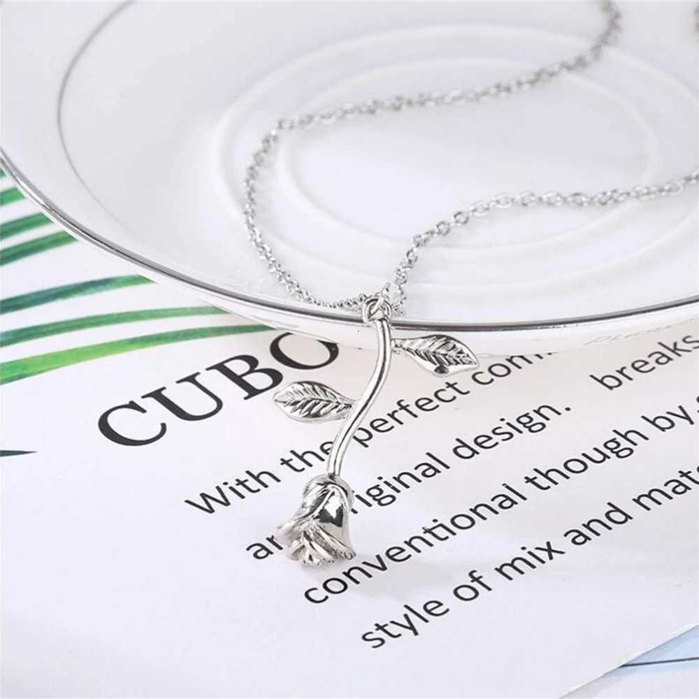 Rose Flower Necklace 3D Floral Charm Pendant for Women Romantic Valentines Day Jewelry Gift Z250910