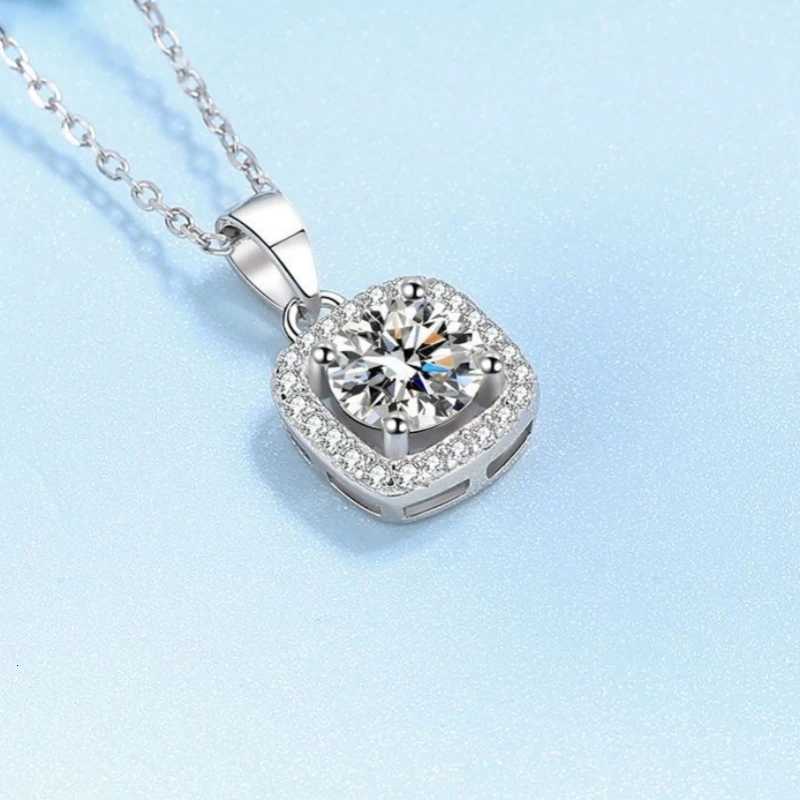 Elegant 18K White Gold Pendant Necklace with Moissanite Diamond Perfect for Weddings and Special Occasions Z250910