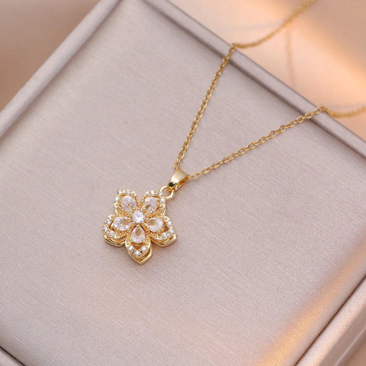 Light Shiny Zircon Rotatable Flower Pendant Necklace For Women Stainless Steel Romantic Spin Floral Plant Choker Jewelry 250715
