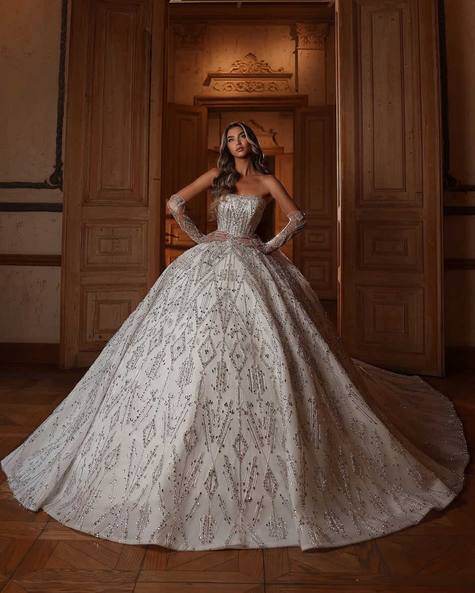 Exquisite Strapless Wedding Dress Ball Gown Elegant Beading Lace Bridal Dress Customized Sleeveless vestidos de novia