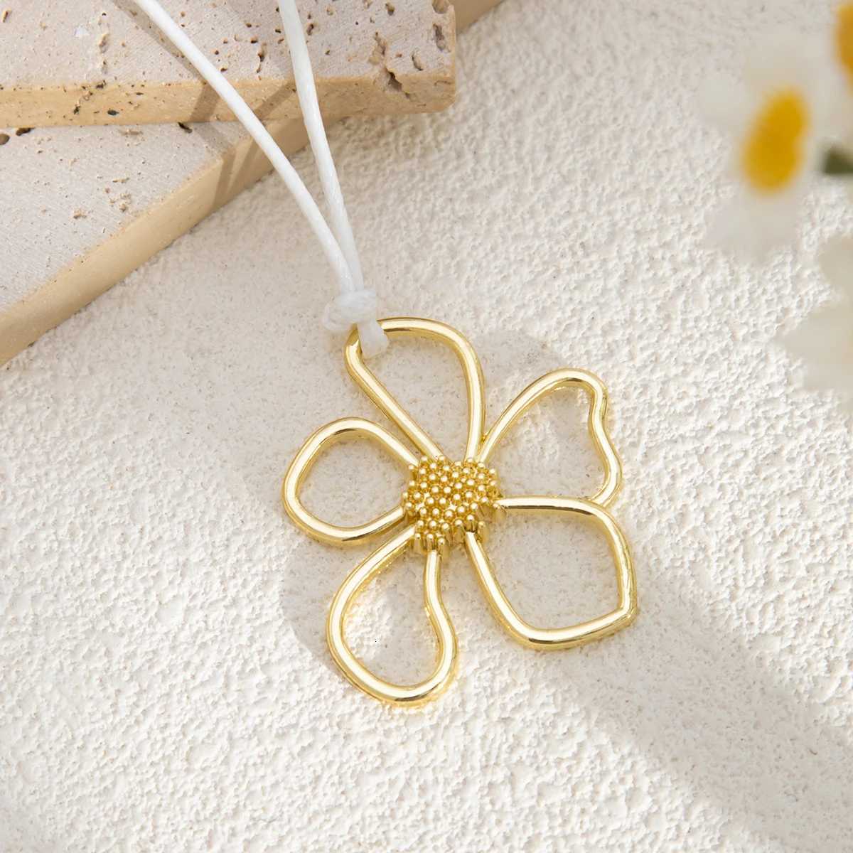 Gold Flower Pendant Necklace for Women Trendy Floral Choker Clavicle Chain Stylish Y2K Neck Jewelry Z250910