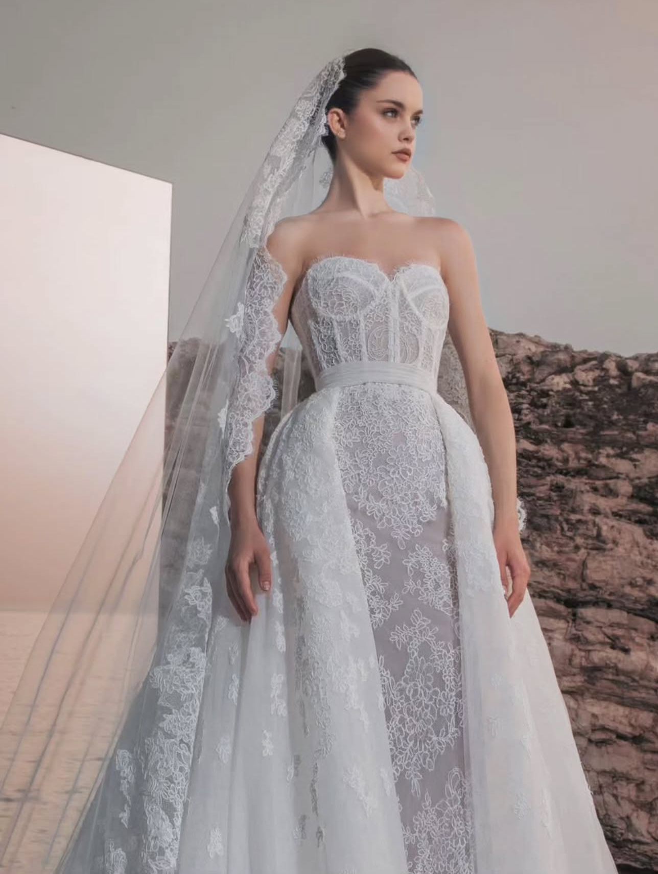 Classic Floral Lace Wedding Veil for Brides Cathedral White Ivory Applique Edge Bridal Veils Tulle 1 Tier With Comb Bride Accessories Custom Made