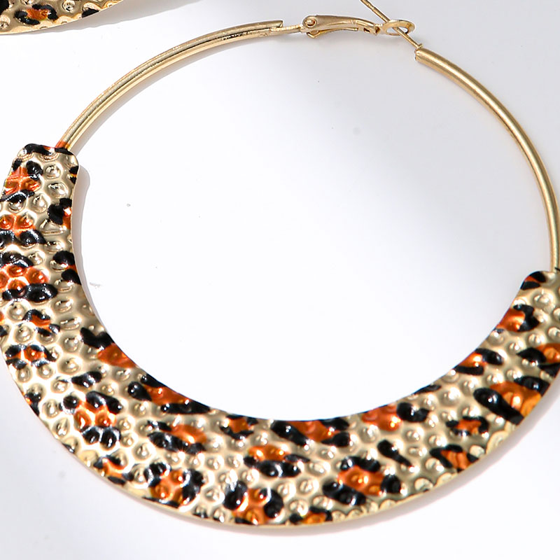 Hot-selling large hoop earrings with a fashionable design, street photography of celebrities wearing exaggerated hoop earrings