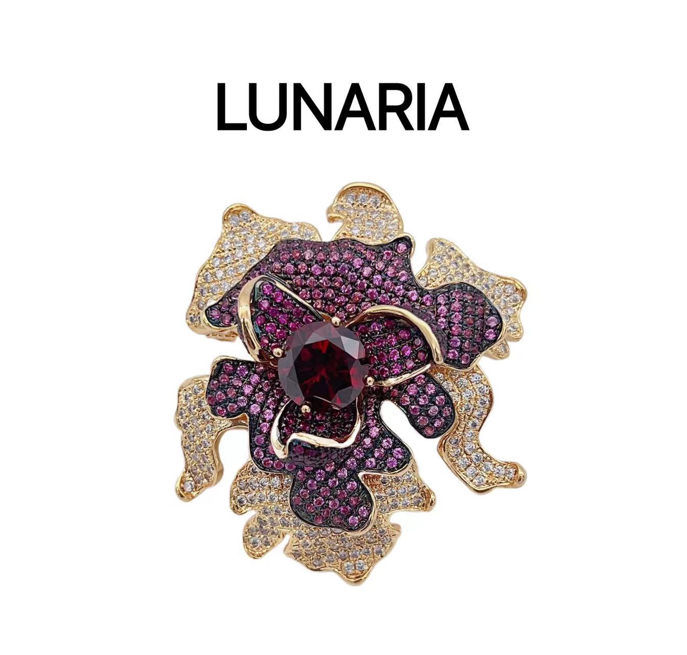 Modern Art 18K Gold Rose Brooch 3D Sculpted Composite Metal Flower, Bold Fashion Pin for Dresses Handbags