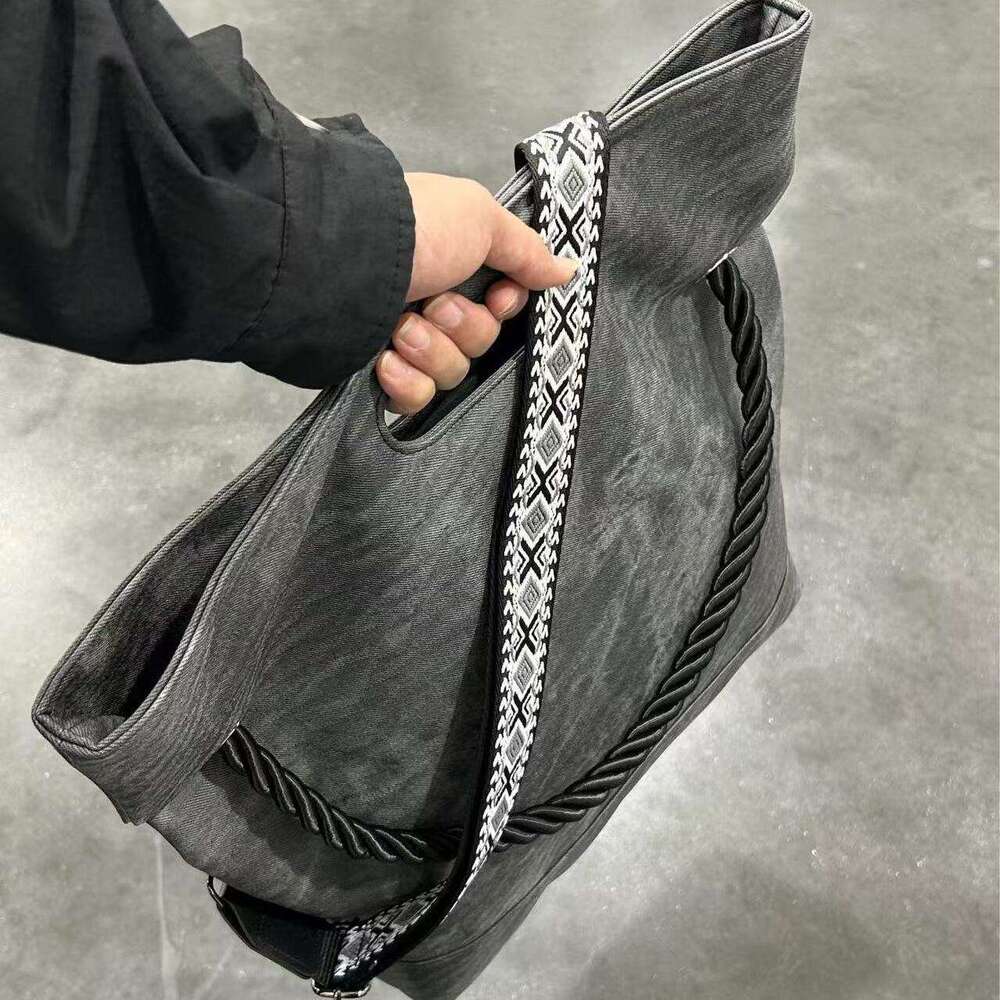 Designer Bag Tote Shoulder Unisex Commuter Large Capacity Tote Hard Bottom Three Dimensional High End Feel Single Shoulder Crossbody Gym Bag