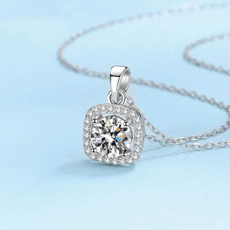 Elegant 18K White Gold Pendant Necklace with Moissanite Diamond Perfect for Weddings and Special Occasions Z250910
