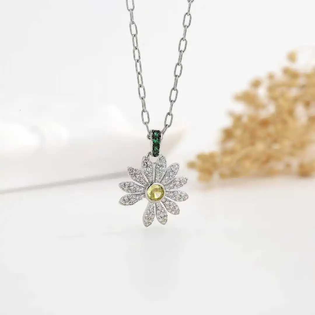 Dainty Daisy Necklace with Diamond Accents Elegant Boho Chic Jewelry for Women and Girls Z250910