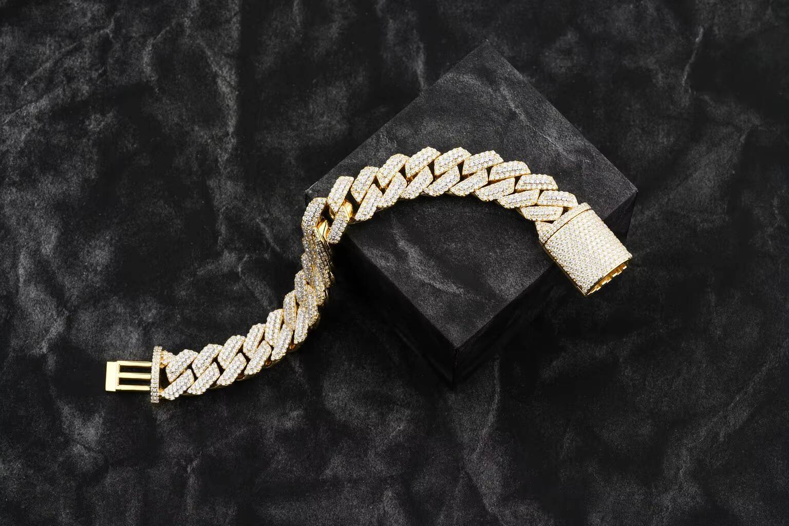Elegant Iced out Lab Grown VVS Moissanite Cuban Link Chain Bracelet with Diamond from the United States
