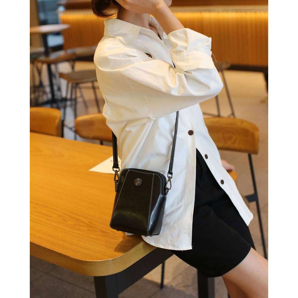 Designer Bags Leather Women's Mobile Phone Single Shoulder Messenger Purse Fashion All-Match Oil Wax Cowhide Casual Crossbody Small Bag Luxury Ba