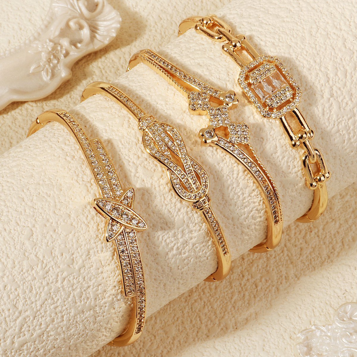 Fashion Metal Bracelet Light HighEnd Feel Copper Inlaid Zirconia Bracelet Gold Versatile Womens Open Bracelet 250728