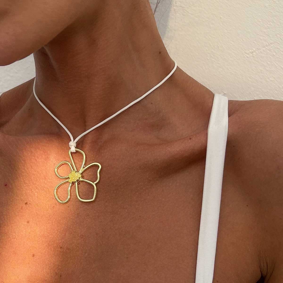 Gold Flower Pendant Necklace for Women Trendy Floral Choker Clavicle Chain Stylish Y2K Neck Jewelry Z250910