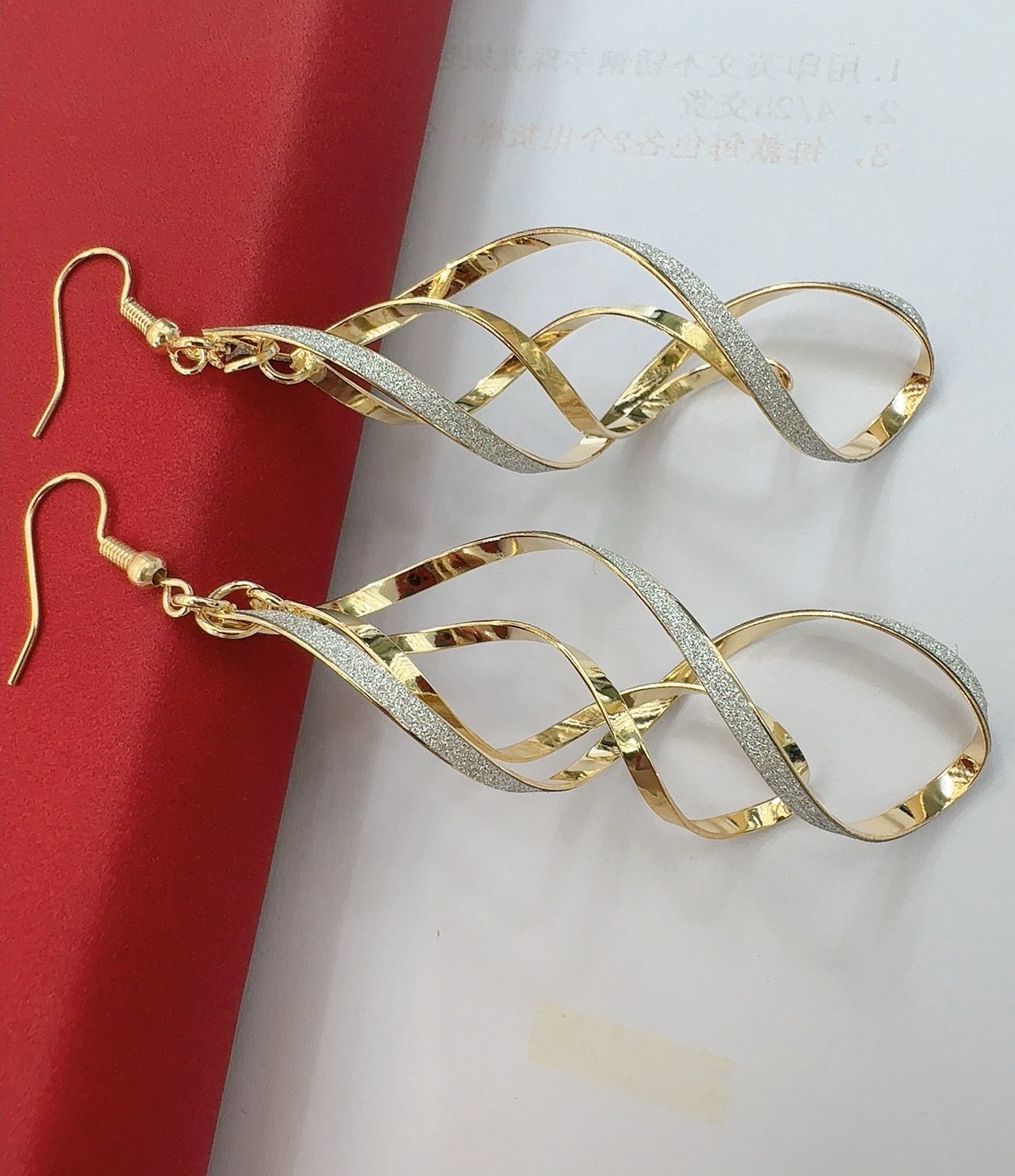 Fashionable gold twisted line earrings, metal spiral wave earrings, women's birthday party dance accessories