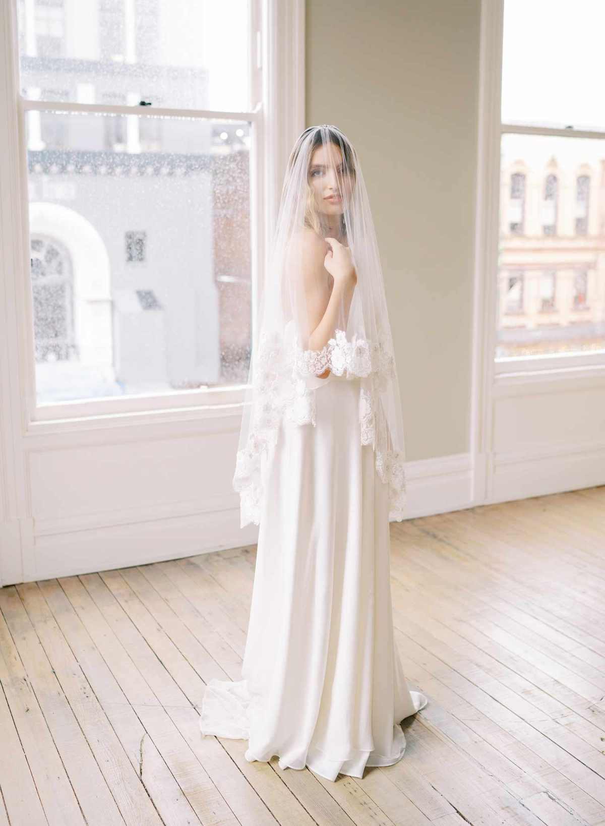 Customized Two Layer Women Short Wedding Veil Lace Appliques Edge Beadeds Fingertip Length Blusher Wedding Accessories