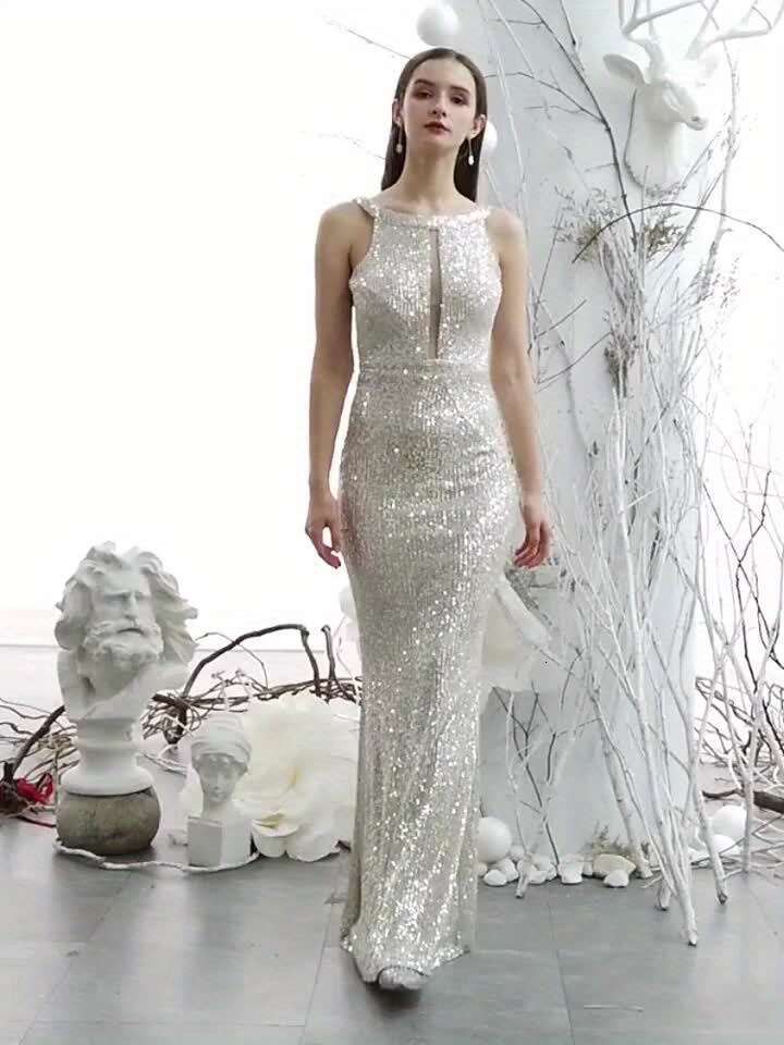 Elegant Evening Gown with Flowing Silhouette - Perfect for Special Occasions