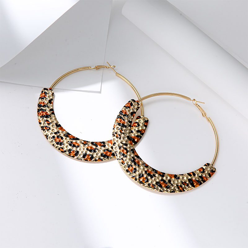 Hot-selling large hoop earrings with a fashionable design, street photography of celebrities wearing exaggerated hoop earrings