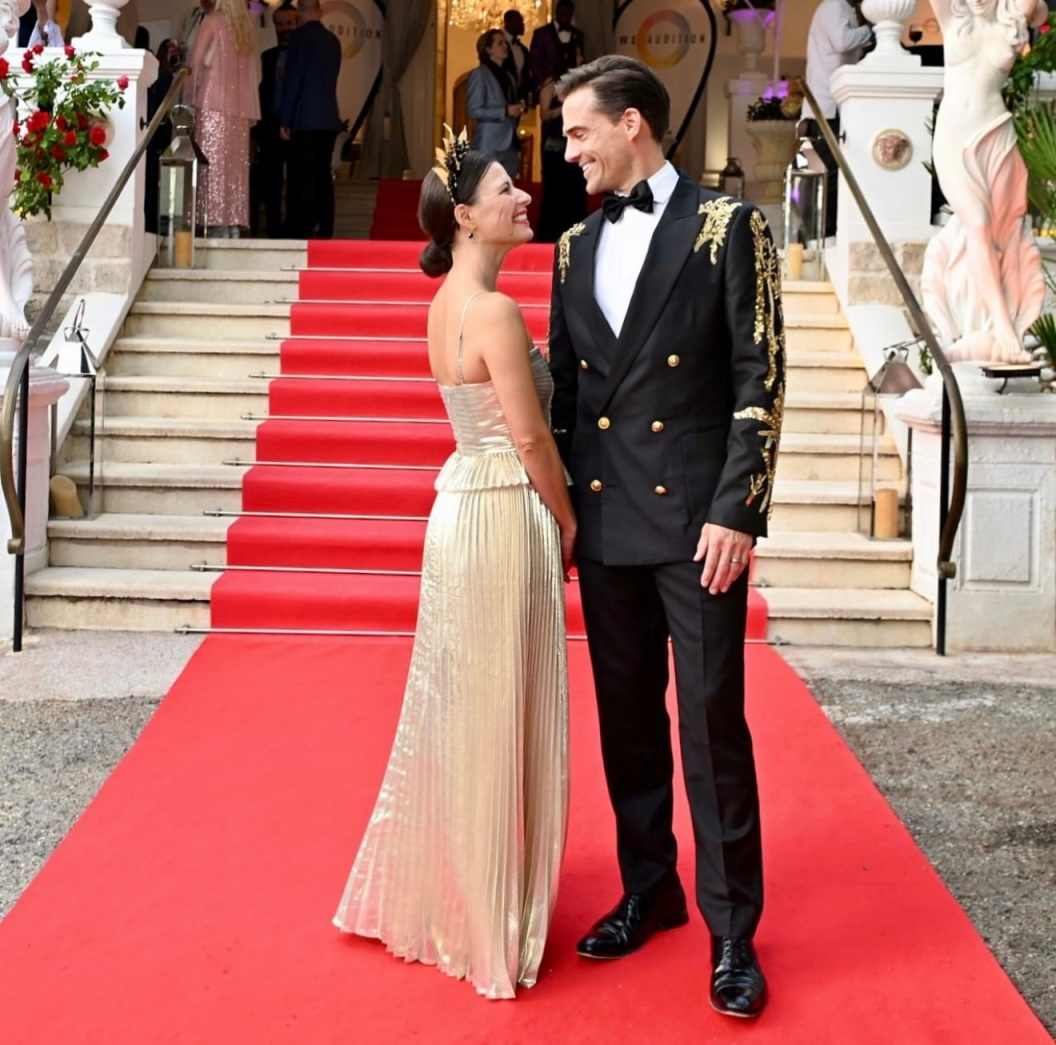 Black Peaked Lapel Men Suits 2 Piece Double Breasted Appliques Fashion Handsome Wedding Tuxedos Elegant Party Prom Male Suit