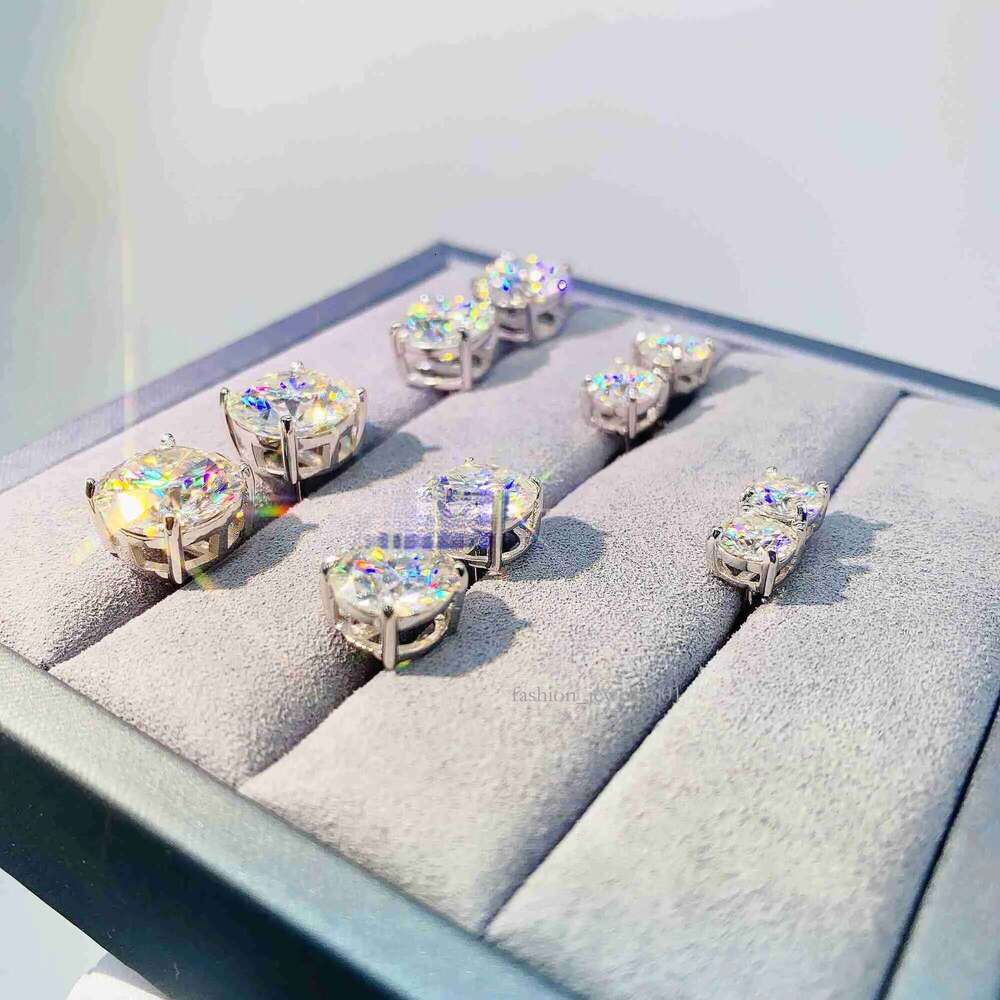 VVS Round S 10K 14K solid gold studs Women, men Moissanite studs