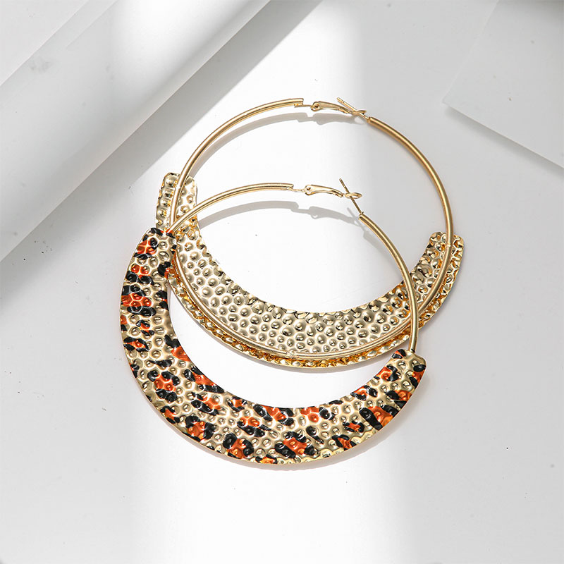 Hot-selling large hoop earrings with a fashionable design, street photography of celebrities wearing exaggerated hoop earrings