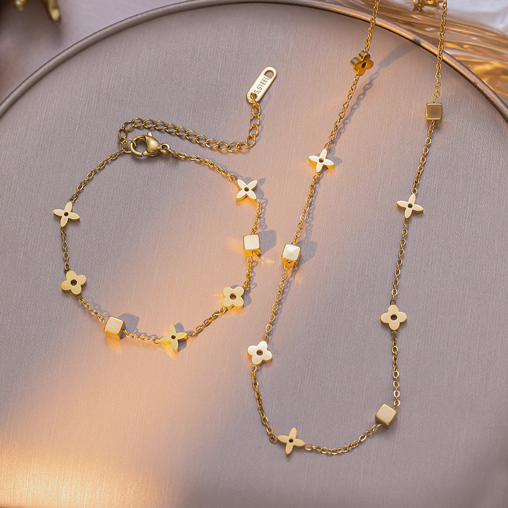 HighEnd y Geometric Small Square Flower Steel Necklace for Women Fashion Internet Celebrity FourLeaf Clover Clavicle Chain Set 250728