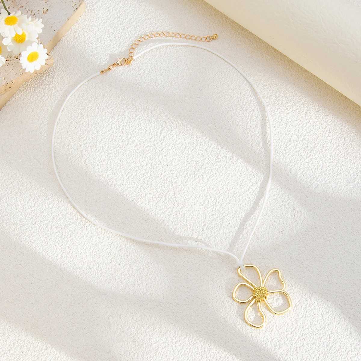 Gold Flower Pendant Necklace for Women Trendy Floral Choker Clavicle Chain Stylish Y2K Neck Jewelry Z250910