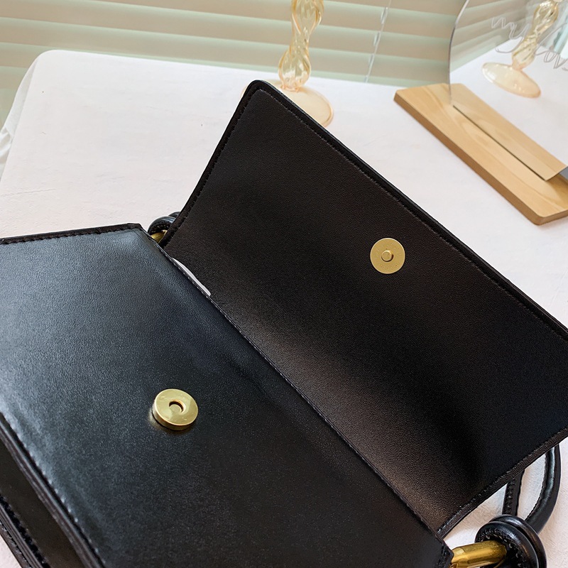 Chic Fashionable Baguette Handbag for Ladies Trendy Multifunctional Clutch & Shoulder Satchel