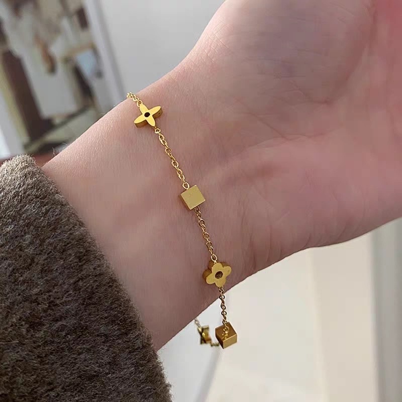 HighEnd y Geometric Small Square Flower Steel Necklace for Women Fashion Internet Celebrity FourLeaf Clover Clavicle Chain Set 250728
