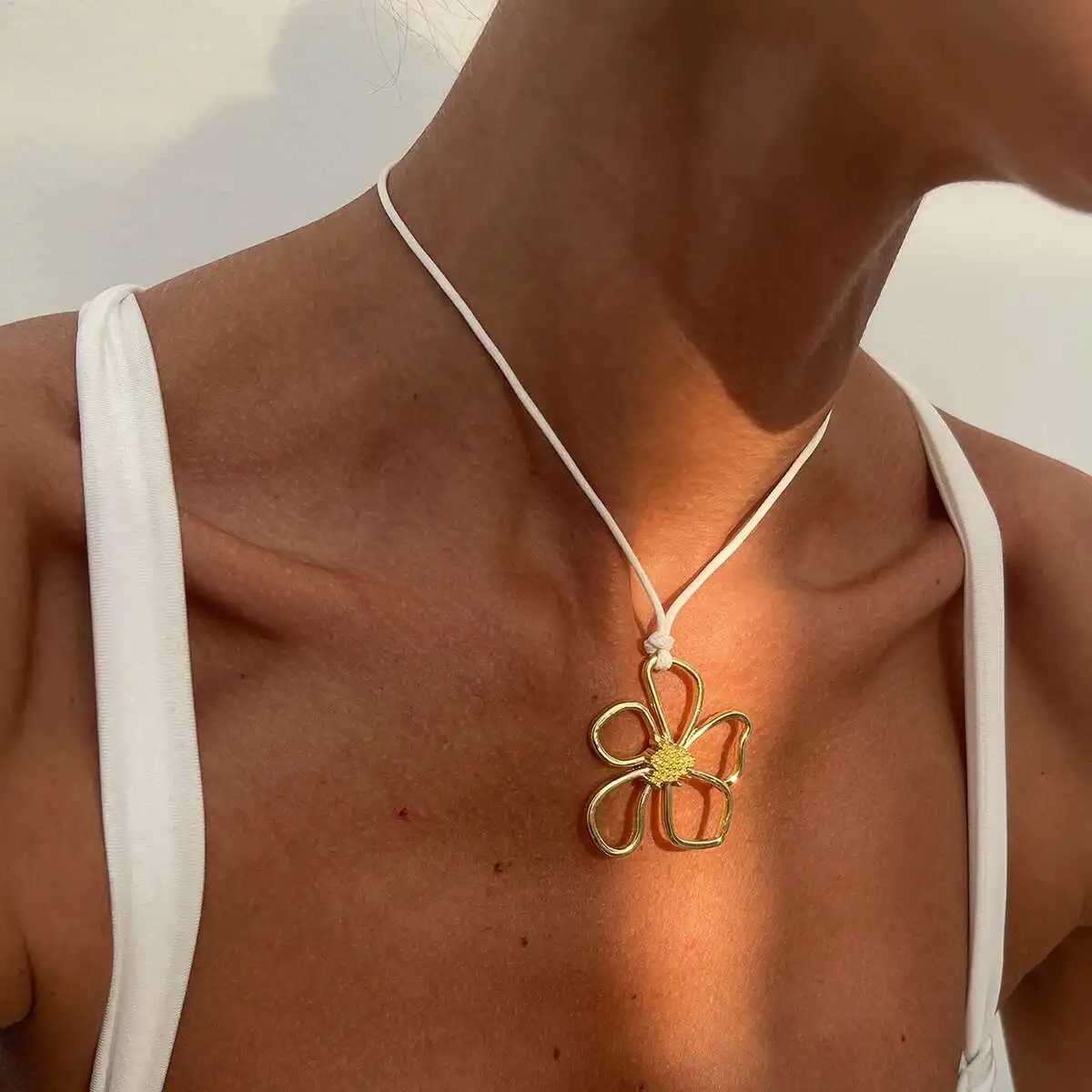 Gold Flower Pendant Necklace for Women Trendy Floral Choker Clavicle Chain Stylish Y2K Neck Jewelry Z250910