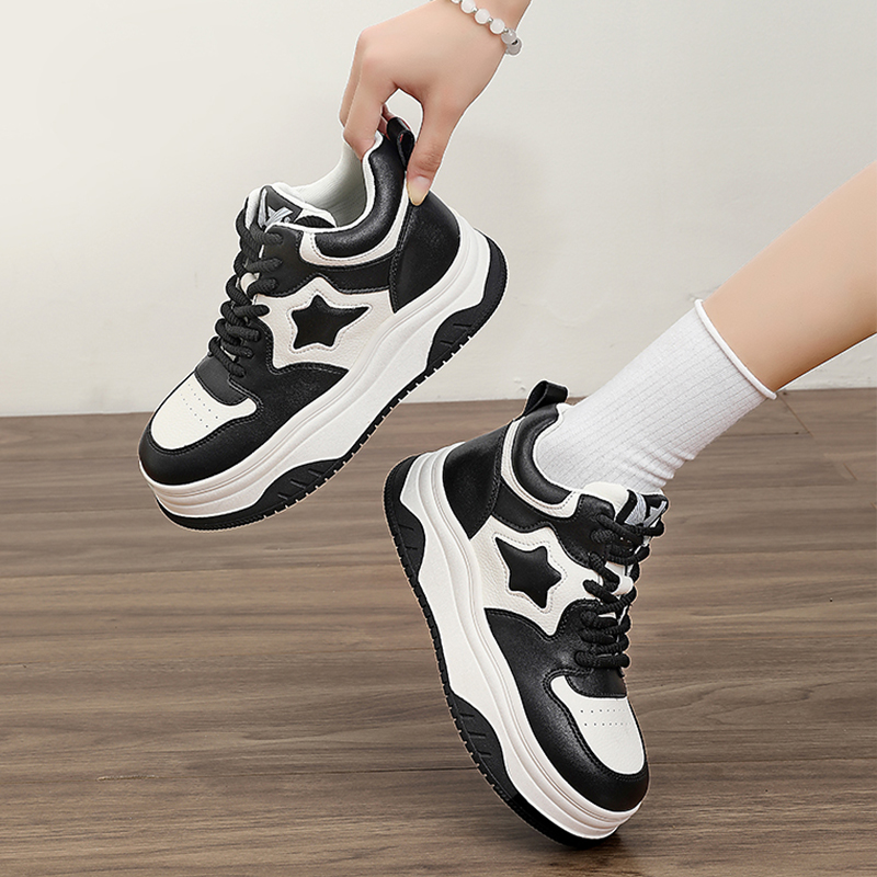New style white sneakers for women, making feet look smaller, trendy and fashionable, thick-soled, non-slip, sports board shoes for women.