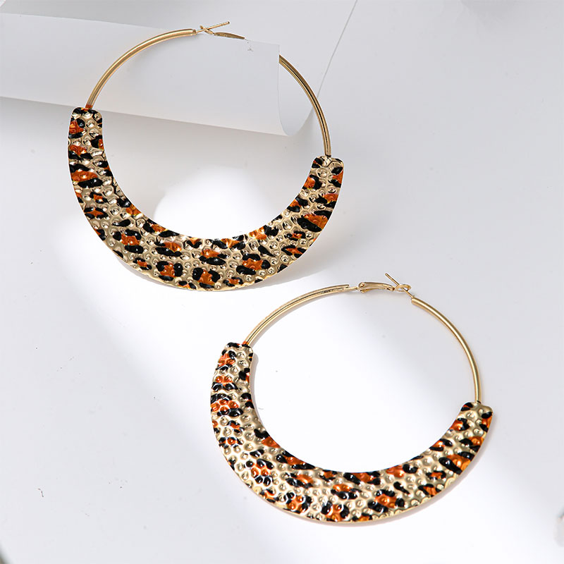 Hot-selling large hoop earrings with a fashionable design, street photography of celebrities wearing exaggerated hoop earrings