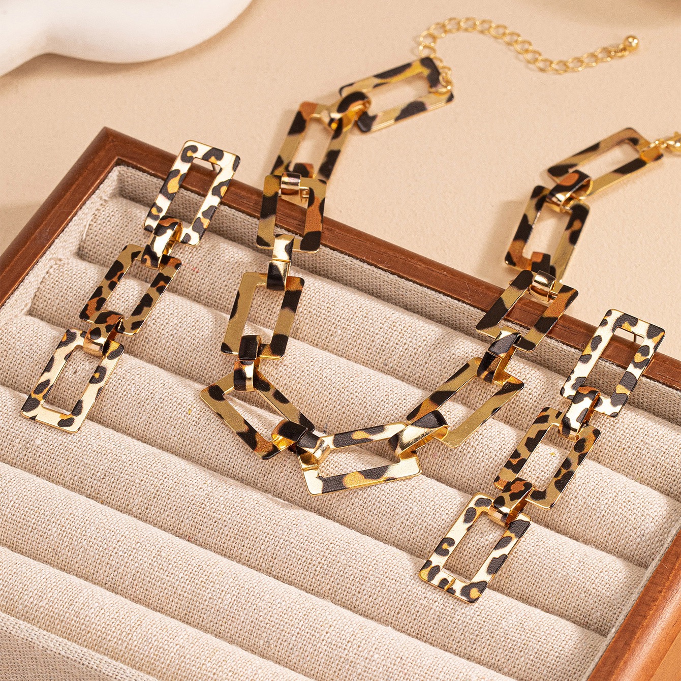 Fashionable leopard print punk style thick chain necklace, women's hip-hop fashion geometric collarbone chain necklace and earring set