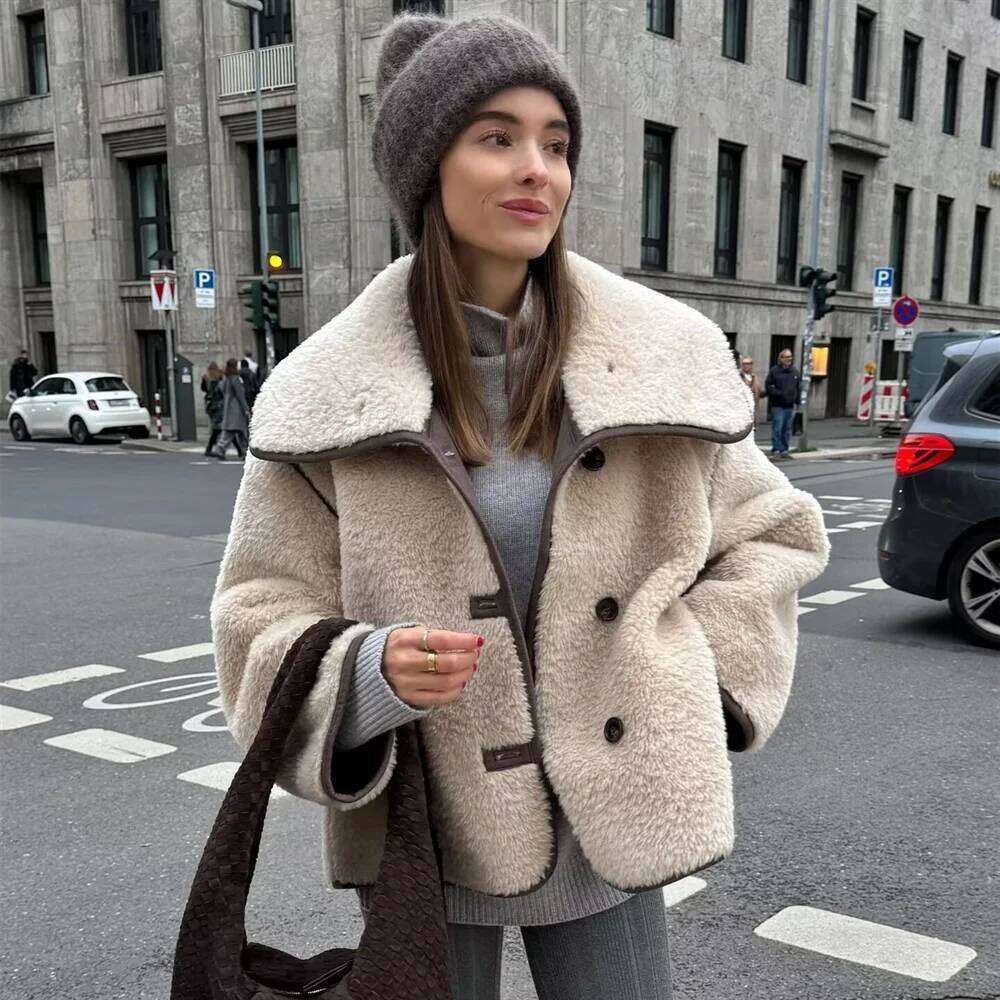2024 Winter New Women's Clothing Style Casual Loose Warm Short Flip Collar Imitation Lamb Wool Jacket Coat