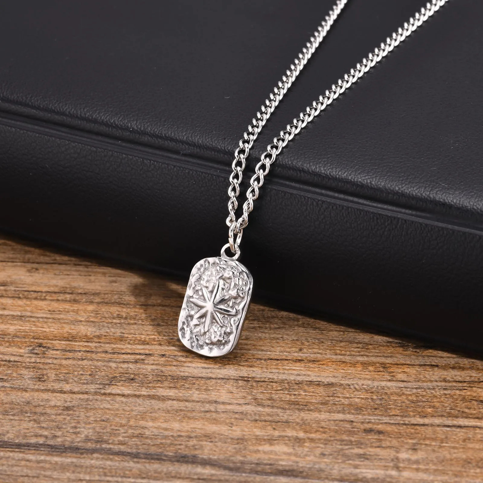 Mens Dog Tag Necklaces Stylish Hammered Stainless Steel Eight Point Star Pendant Collar Birthday Party Gifts for Him 250729