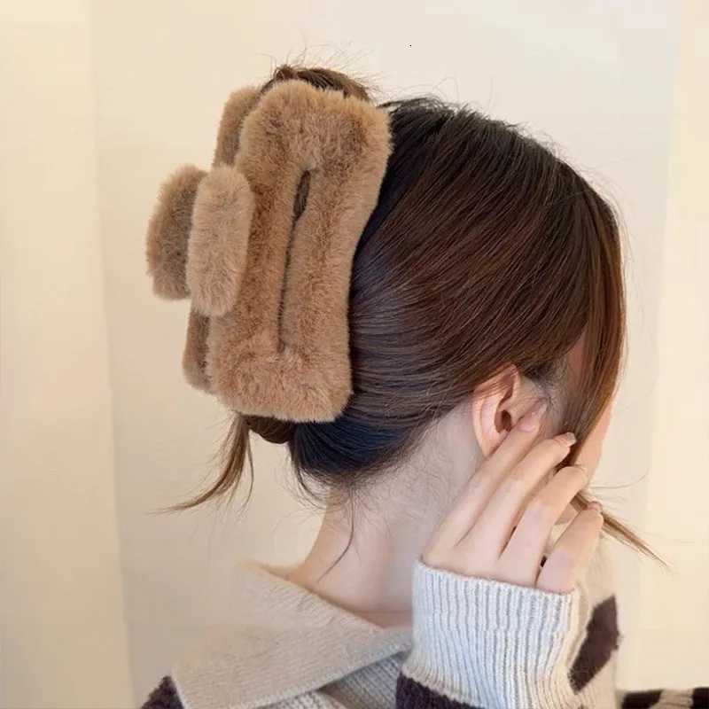 Winter Plush Square Hair Claw for Women Korean Elegant Acrylic Hairpins Faux Fur Hair Clip Pink Barrette Crab Hair Accessories Z250729