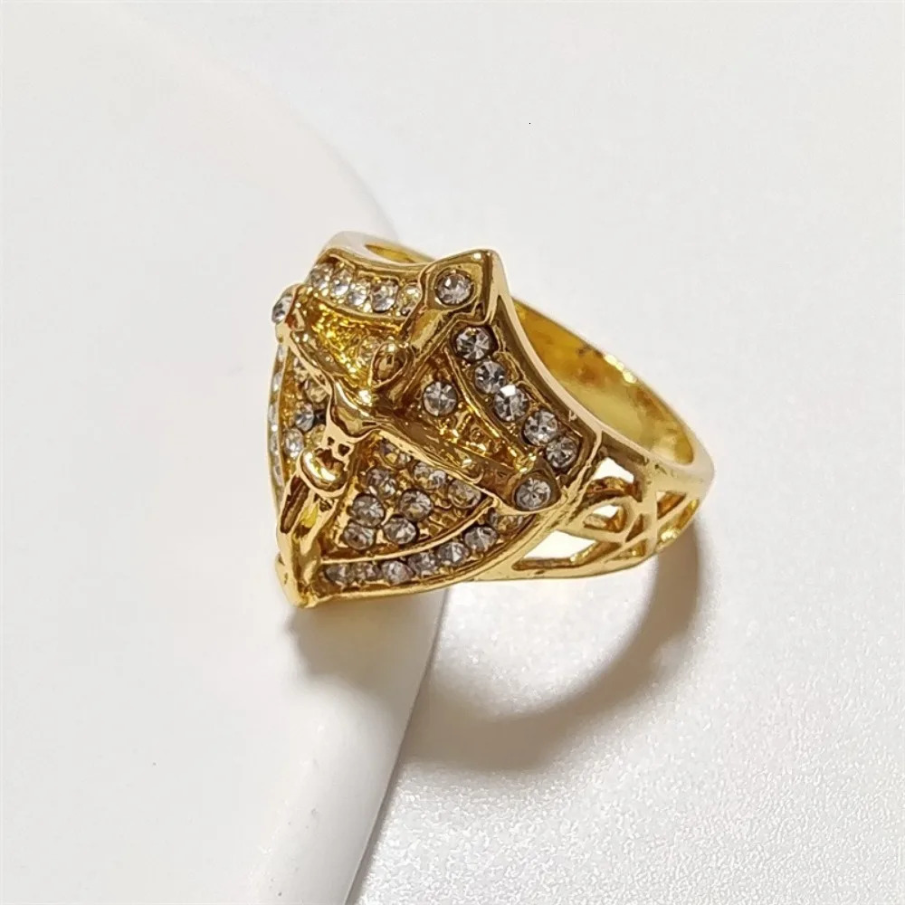 Punk Simple and Elegant Golden Jesus Cross Shield Mens Ring Zirconia Motorcycle Party Hip-hop Mens Accessories 250729