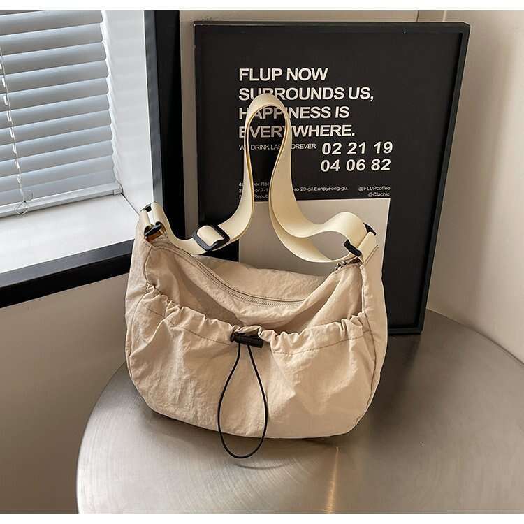 2024 New Niche Designer Bags for Women, Pleated Underarm Cloud Baguette Bag, Single Shoulder Down Bag