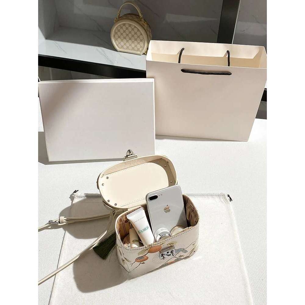 Designer Luxury Sweet Box With Delicate Flower Printing Pendant Women Fashion And Versatile Handheld Crossbody Bag For Dating