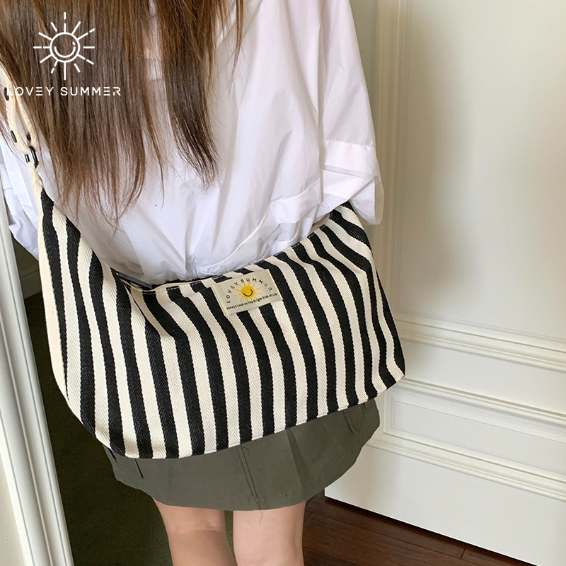 2025 designer's new Korean striped single shoulder women's crossbody bag, armpit handbag, commuting canvas bag