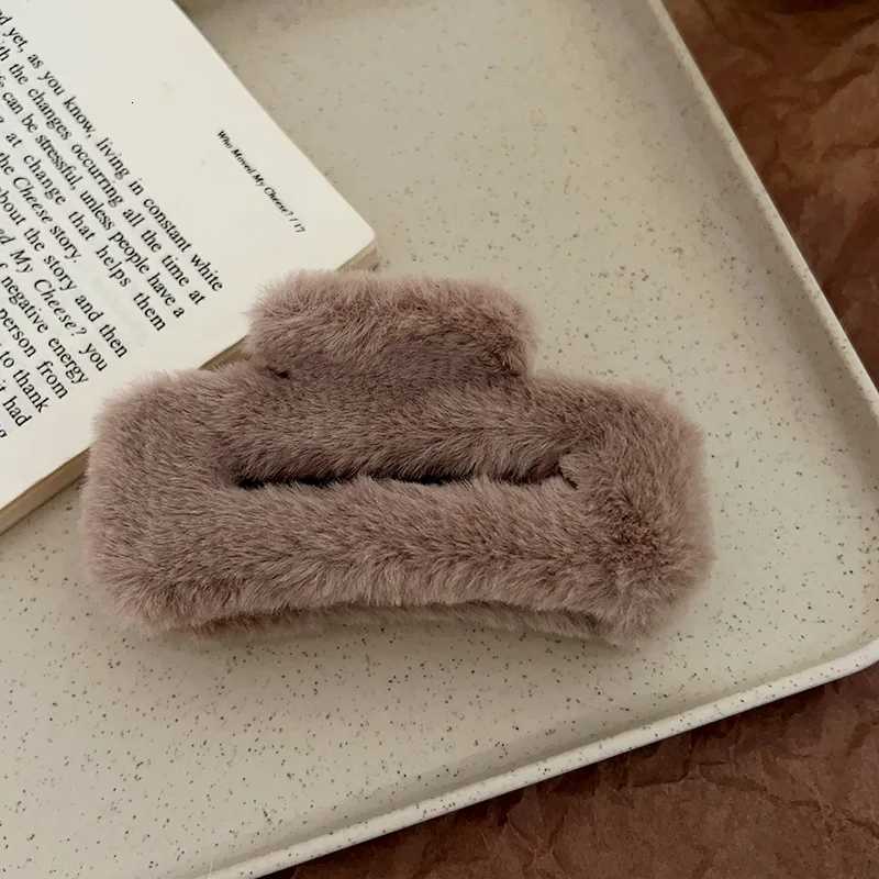 100% Plush Hair Claw Elegant Acrylic Hairpins Faux Fur Hair Clip Barrette Crab Headwear for Women Girls Hair Accessories Z250729