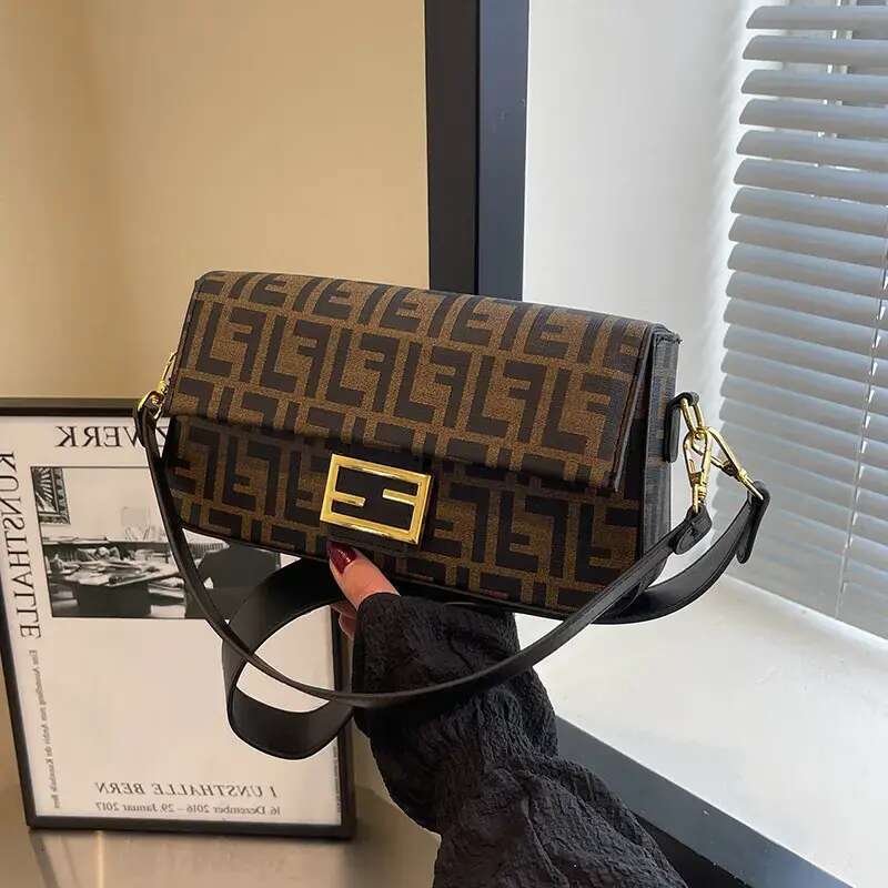 Designer free shipping 2025 fashion casual light high-end texture small square single shoulder crossbody bag for women